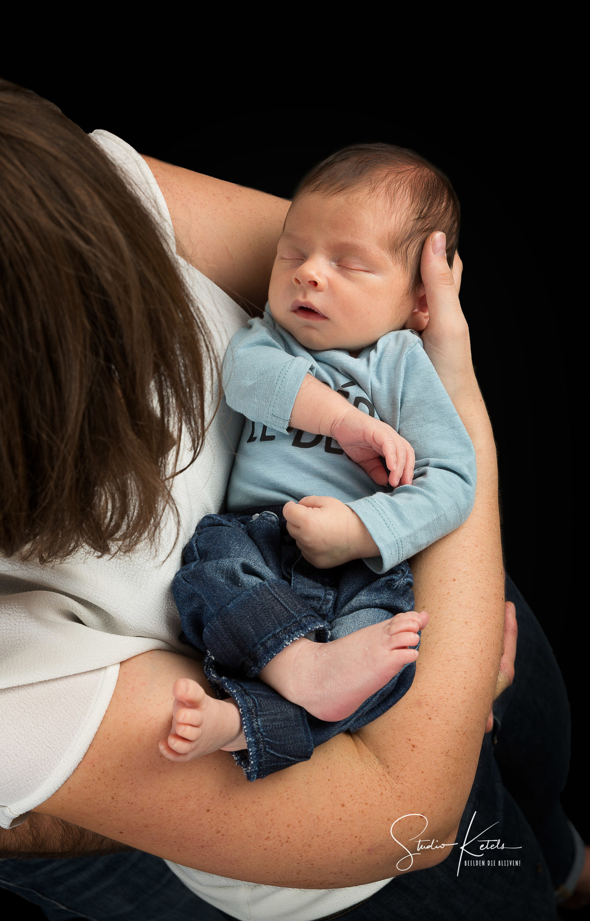 Portret van een pasgeboren babytje in de armen van de mama. Portret door Studio Ketels