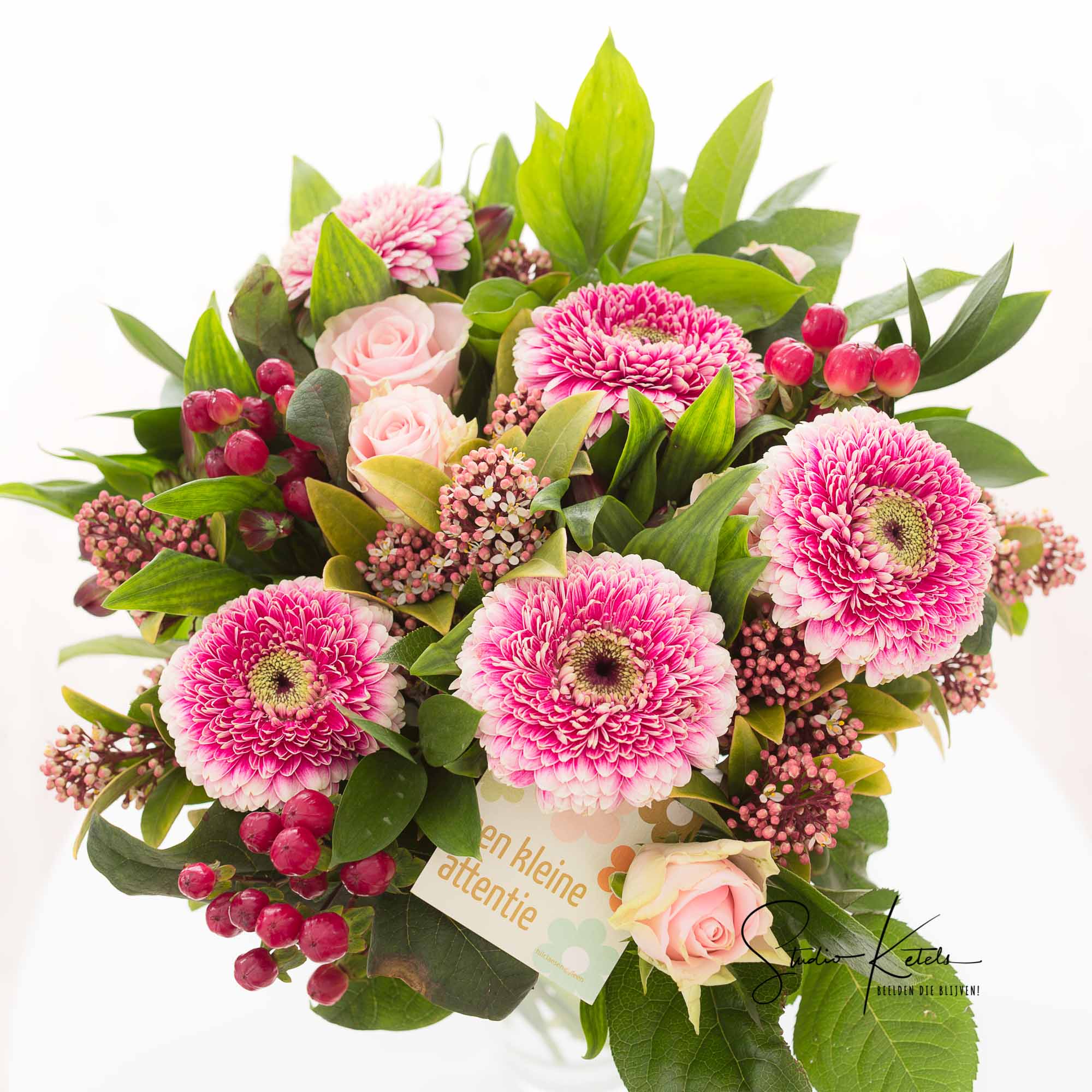 Productfoto van een kleurrijk boeket met roze en paarse bloemen. Productfotografie door Studio Ketels