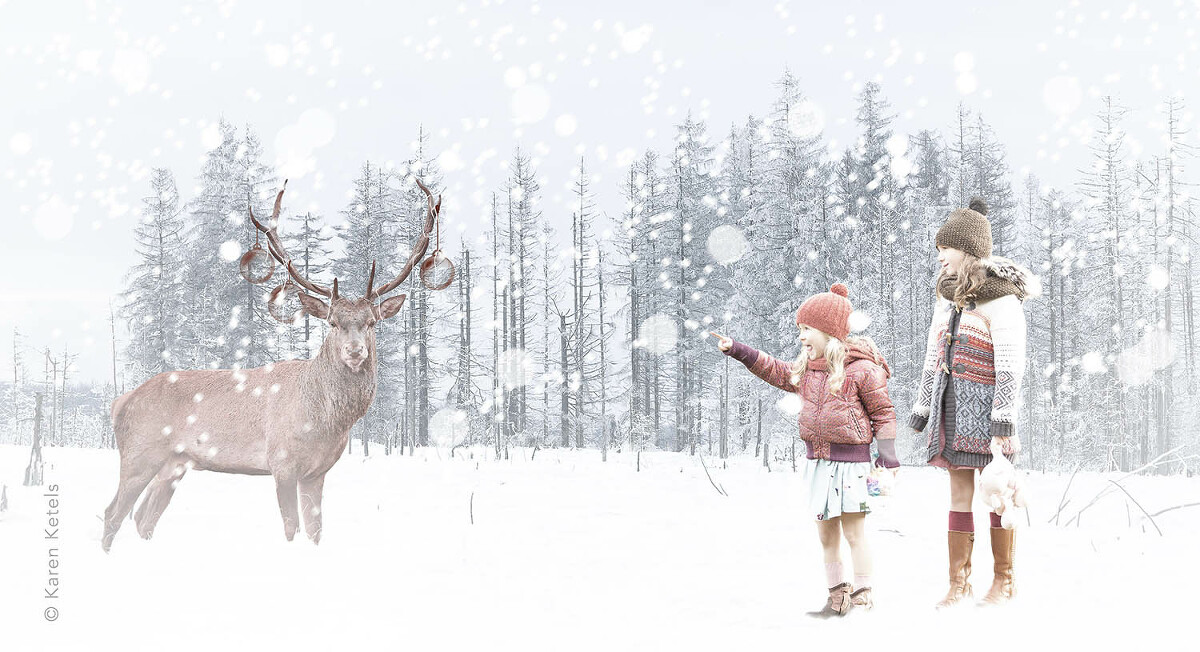 © Karen Ketels Sprookjesportret zusjes met een hert in de sneeuw