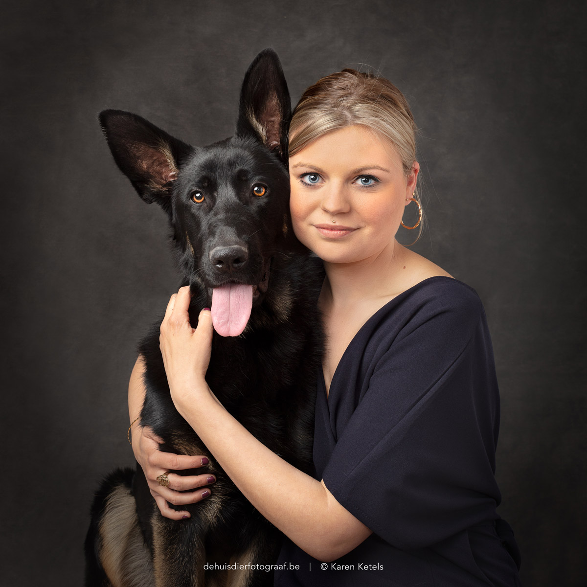 Portret van een vrouw met haar zwarte herdershond. Portret door De Huisdierfotograaf