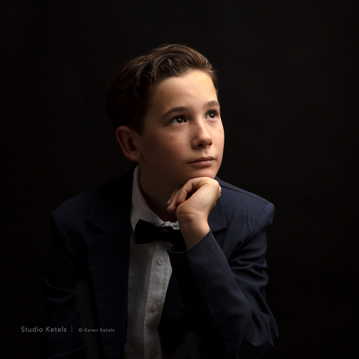 communieportret jongen op zwarte achtergrond, door Studio Ketels